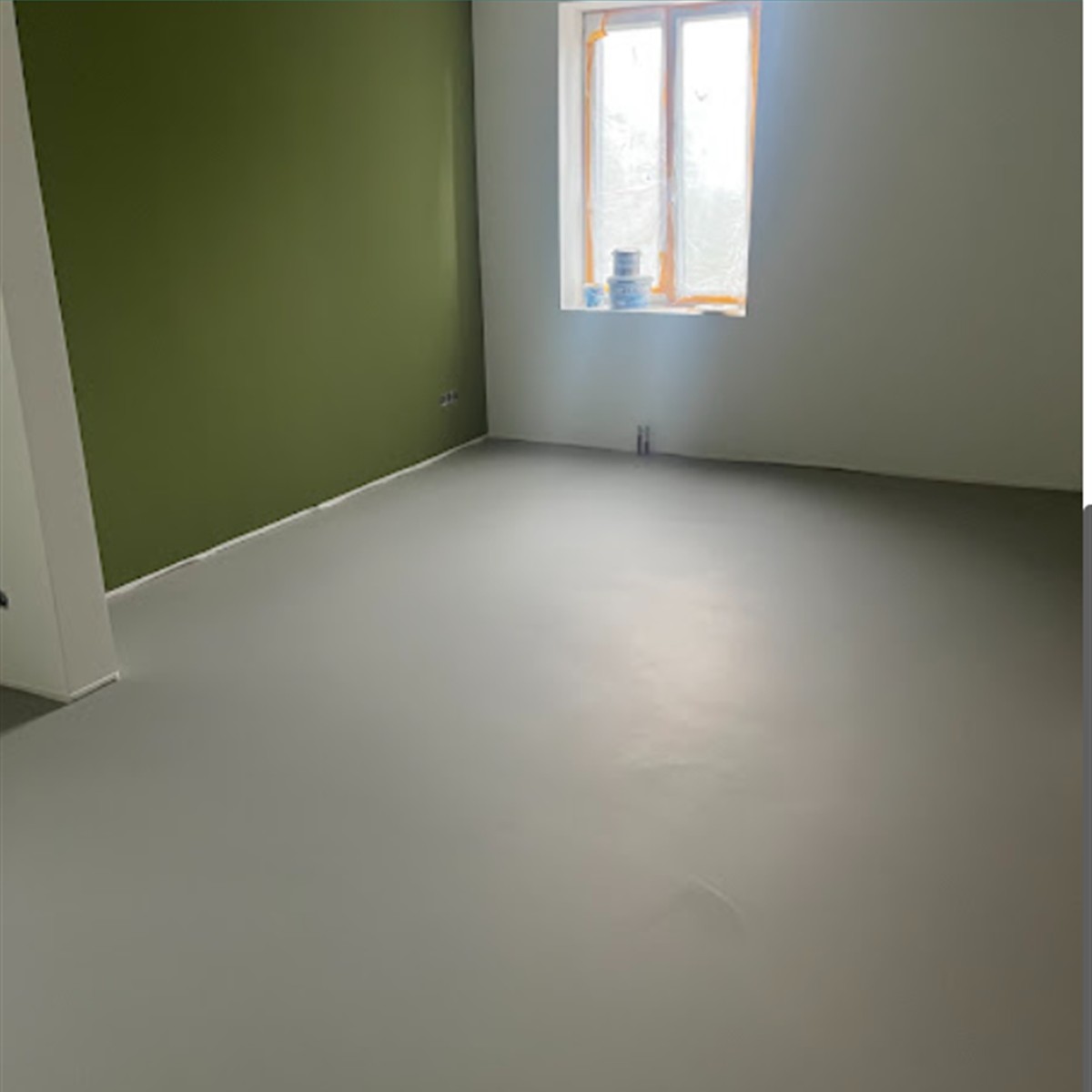 Nachher: fertig gestrichene und geglättete Wand mit sauber ausgebildeten Kanten
