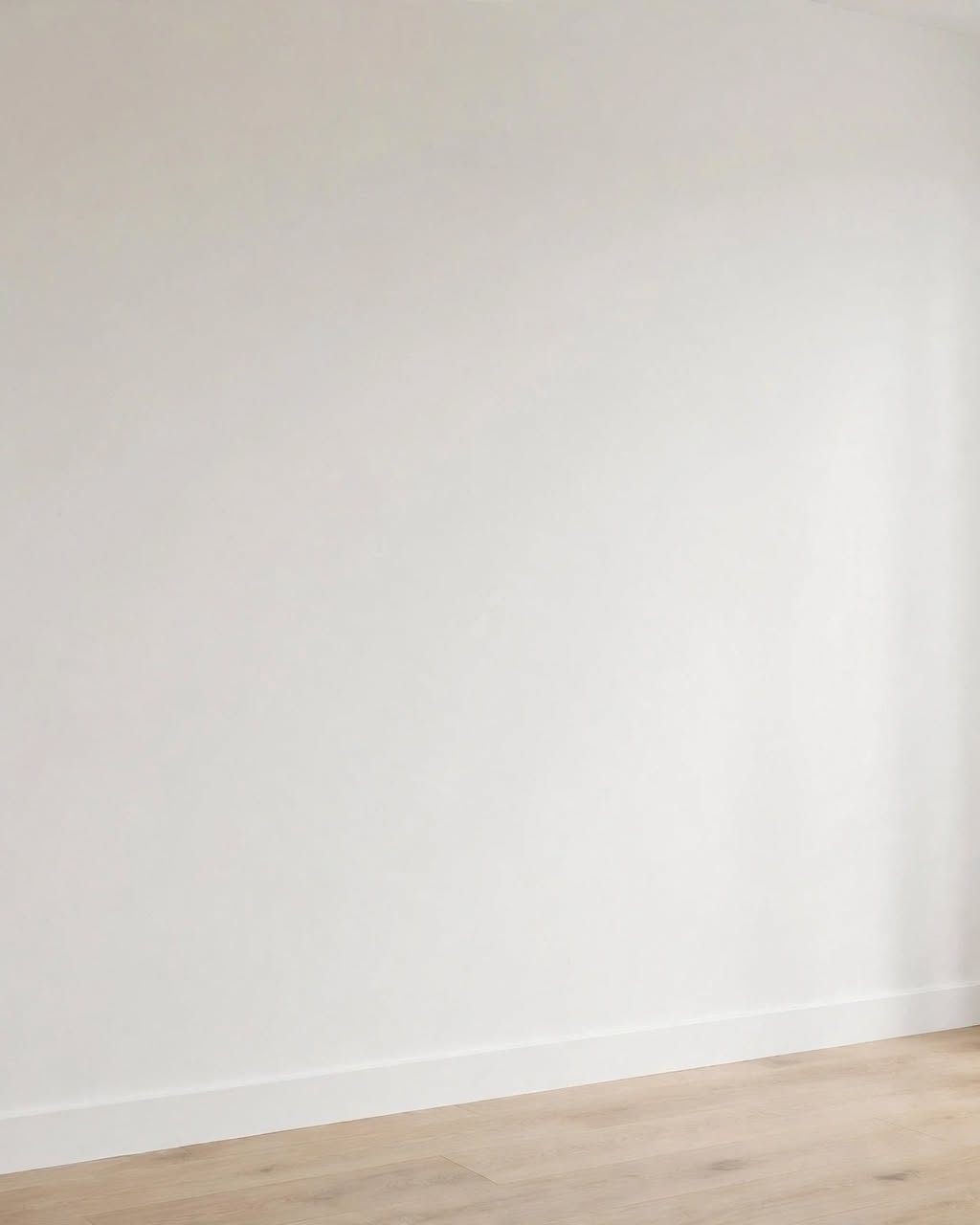 Fertig gespachtelte und gestrichene Wand mit sauber ausgebildeten Kanten