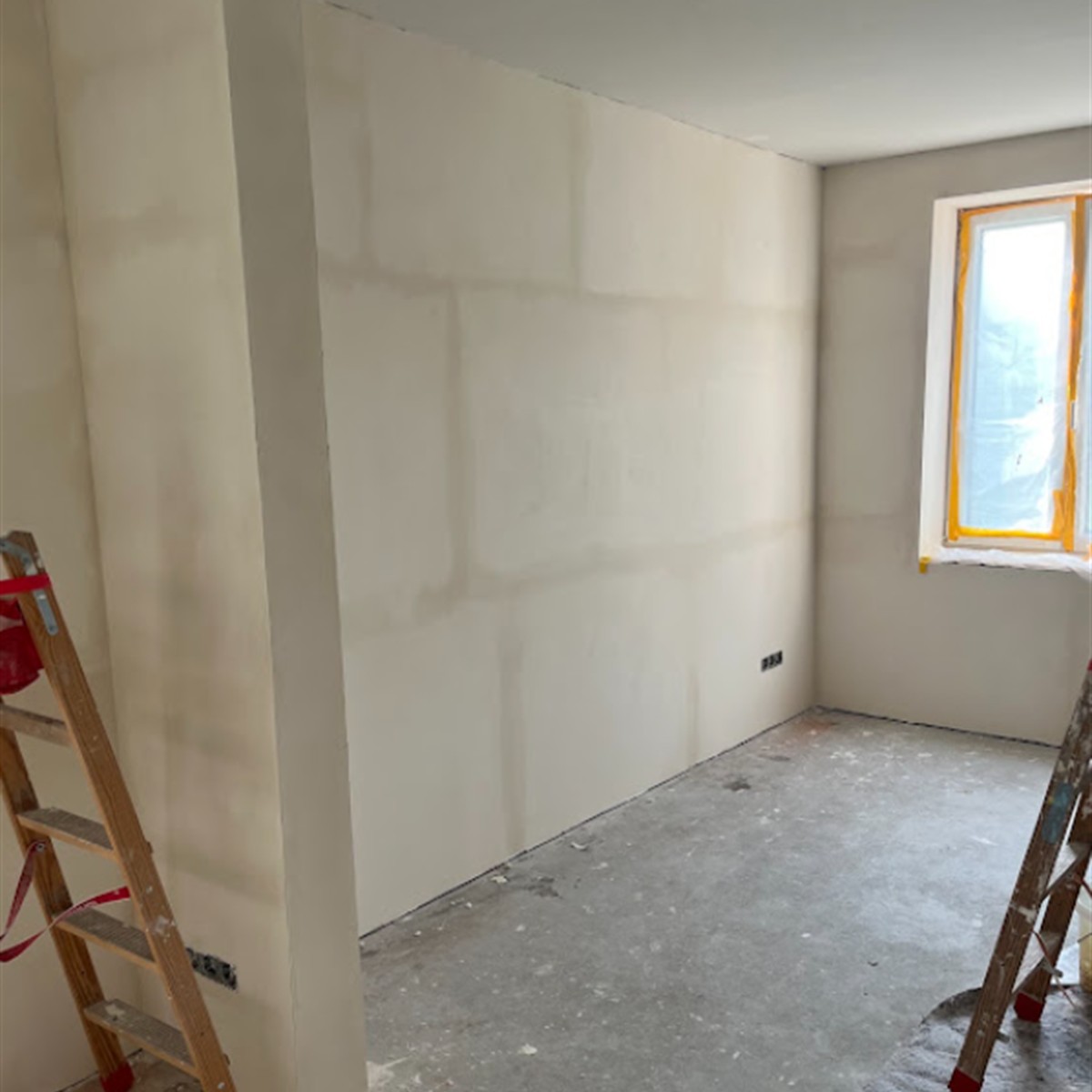 Vorher: unfertige Wand vor den Spachtel- und Malerarbeiten